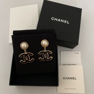 CHANEL Pearl Enamel CC Drop Earrings Black